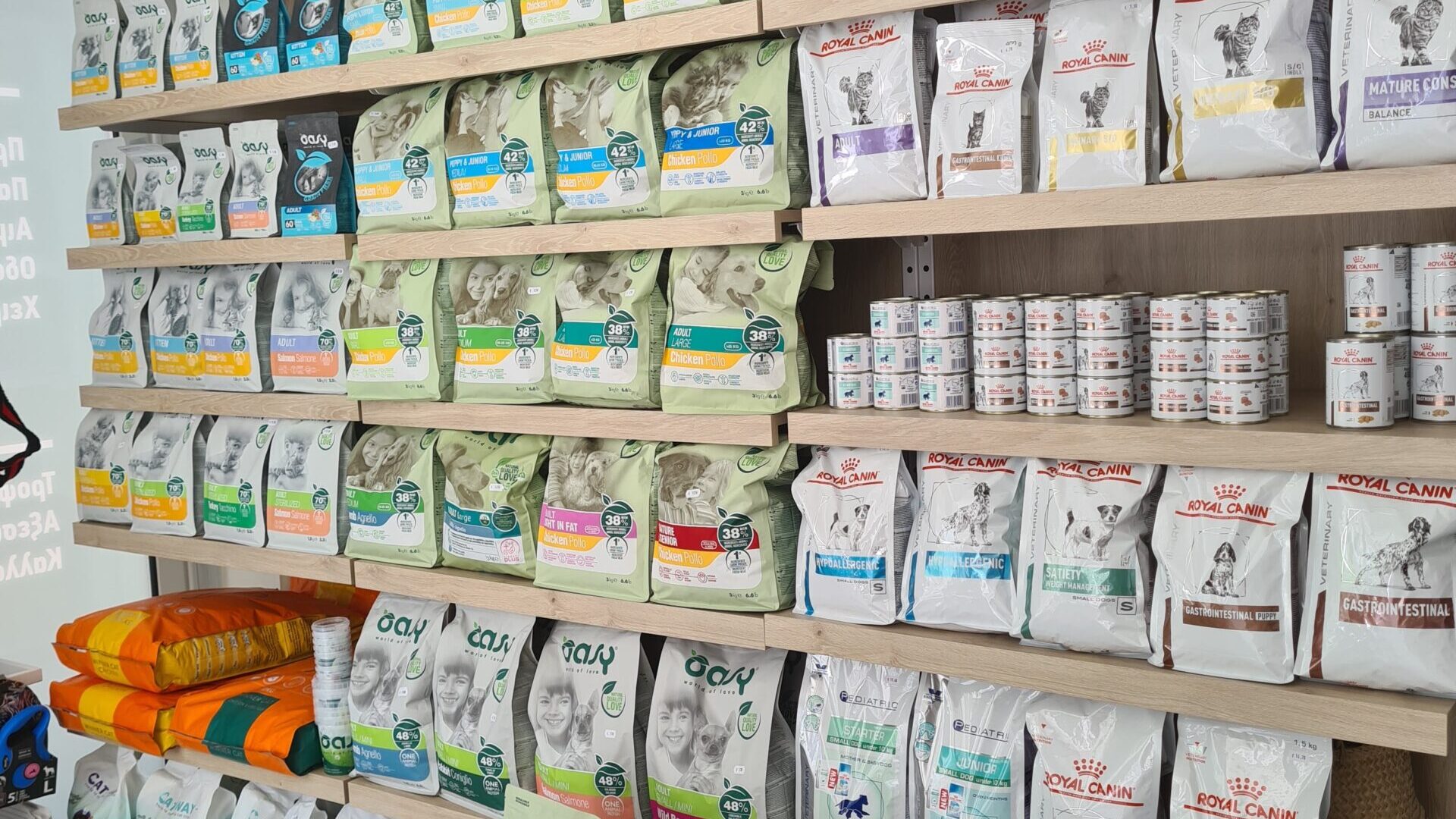 Pet Shop στο κτηνιατρείο Παύλου Ελένη Τροφές και κλουβιά μεταφοράς για τον σκύλο και την γάτα στο κτηνιατρείο Παύλου Ελένη